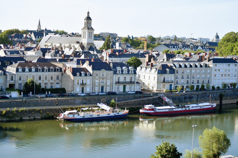 Quels sont les hôtels de charme à Angers et leurs caractéristiques ?